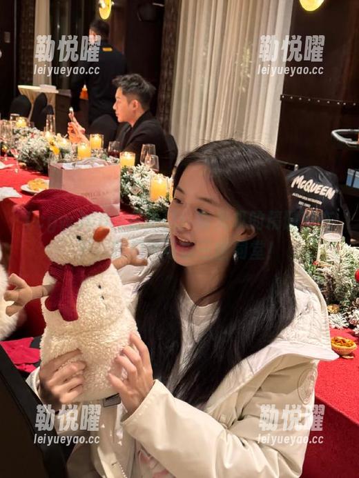 cgw传送门：时光机的精髓就在于，吃瓜也可以三世同堂！