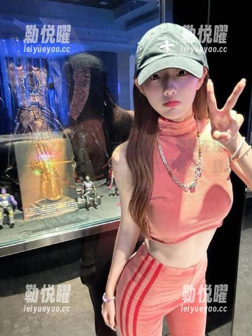 在“tttzzz5.cc”现场在线盯着黑料，心里默念：这瓜太好看了，别忘了补水！