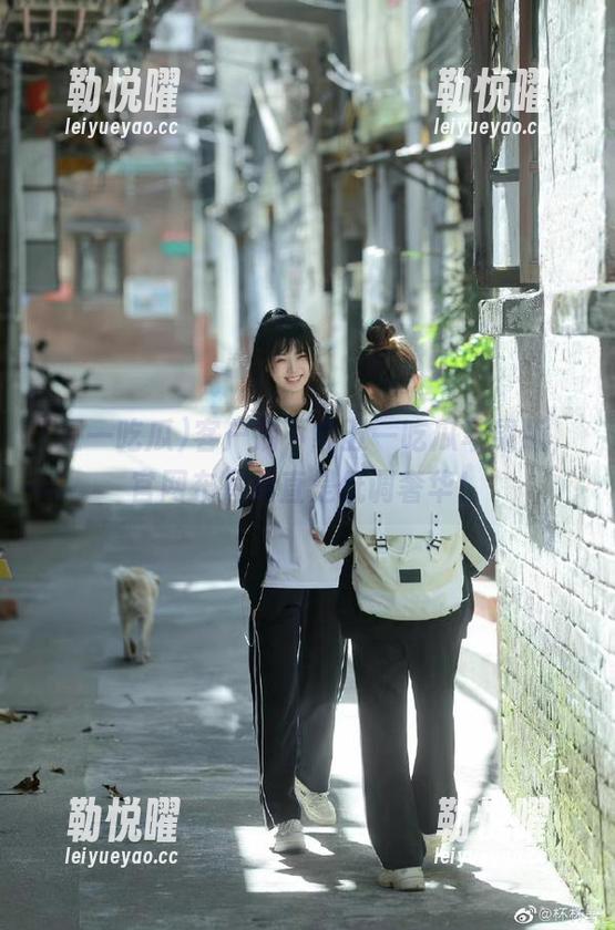 客户端下载五一吃瓜苹果版，官网布局简直是低调奢华！