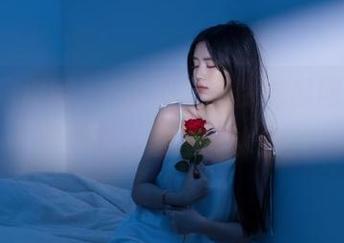 一边观看免费吃瓜网，一边埋头想着家里的水果。