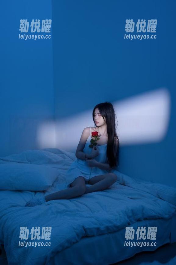 一边观看免费吃瓜网，一边埋头想着家里的水果。