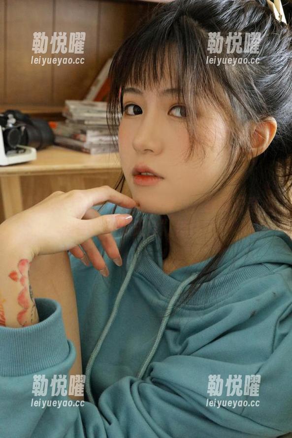 观看时钟不停转，我的好奇心却在“吃瓜天堂”停住了。