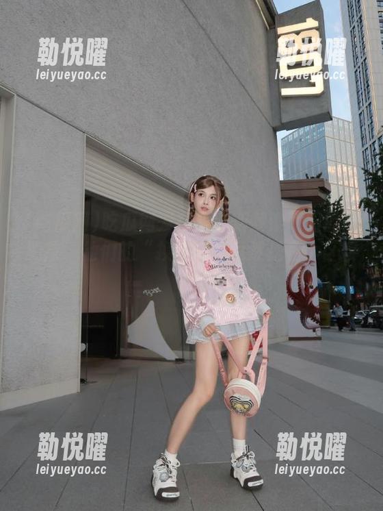 吃瓜网发布：全新解读朝阳的晨跑族，他们的“换衣间”竟然是在小区楼下？