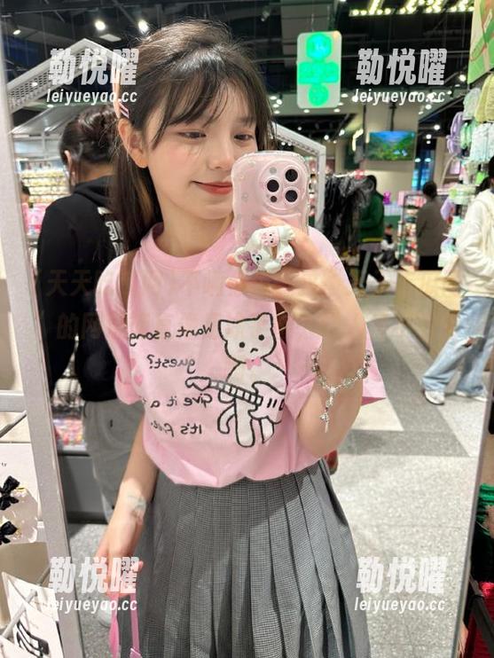 不瞒你说，这“天天吃瓜网”的网址简直像是涂了蜜，让人停不下来啊。