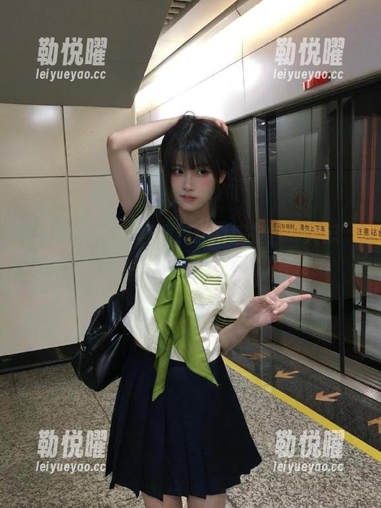 观看黑网料让我感受到“大瓜”的甜，让人忍不住想多逗留会儿。